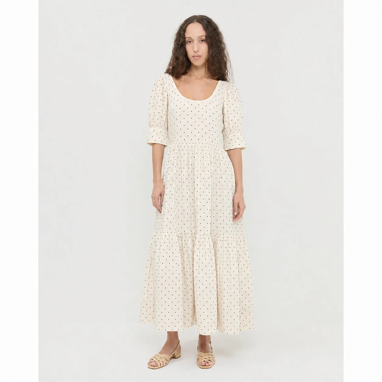 Figura de lookbook con IA de Muse Image con un vestido veraniego de lunares